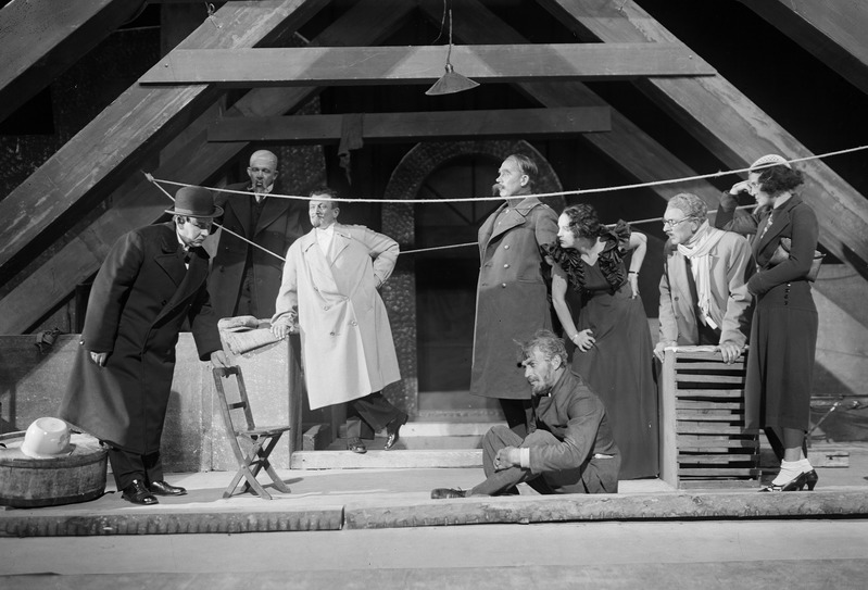 foto, Parikas, Salongis ja kongis, Estonia, 1933, pildil - Jüri Sotnik – Arnold Vaino, Anijärv – Hugo Laur, Mefisto – Harry Paris, kapten – Theodor Krull, inimene – Eduard Tinn - ees, Johanna Maaten – Marje Parikas, Kivirist – Ants Lauter, Doora Suuringel – Meta Luts