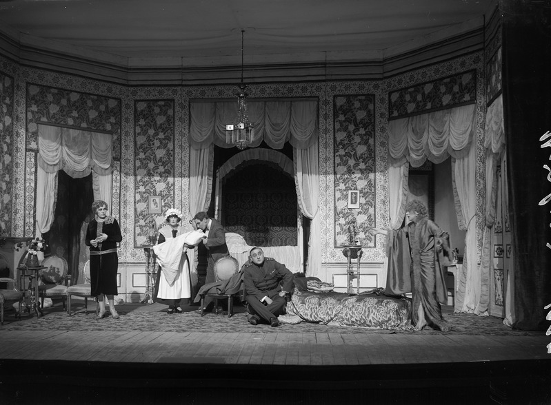 Klaasnegatiiv, Viktoria (W. S. Maugham), Mrs. Shuttleworth - Batty Kuuskemaa, Nannie - Lea Kikas, William - Ants Lauter, Frederik - Paul Pinna, Vikoria - Netty Pinna, Teater Estonia 1927. a.