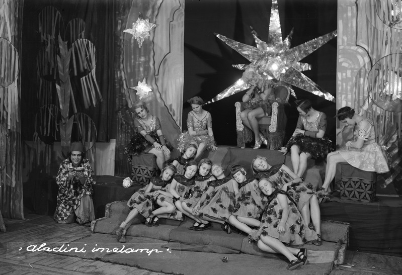 Fotonegatiiv, Aladini imelamp (Muinasjutte 1001 öö järgi kohandanud H. Anto), vas. äärel: Aladin - Voldemar Alev,keskel ülal: Flamino - Aino Talvi, Draamateater 1936