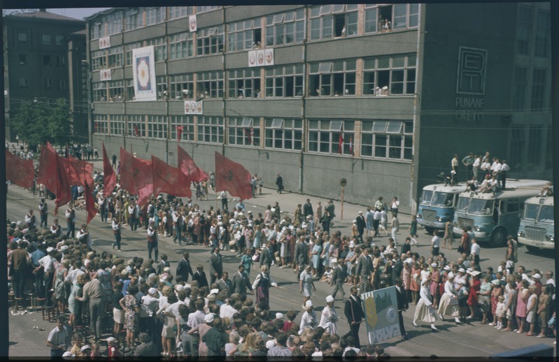 Diapositiiv. XVII üldlaulupidu. Rongkäigus Põlva koor. Foto Henno Saarne.