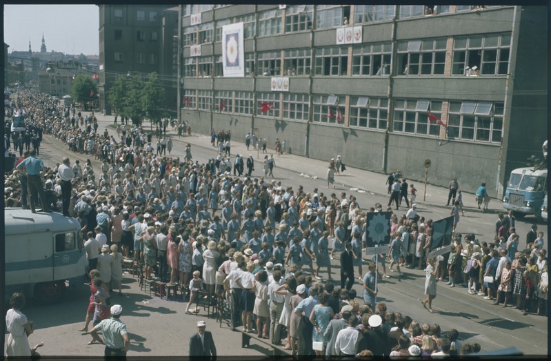 Diapositiiv. XVII üldlaulupidu. Rongkäigus Tallinna Kaubamaja naiskoor. Narva maantee. Foto Henno Saarne.