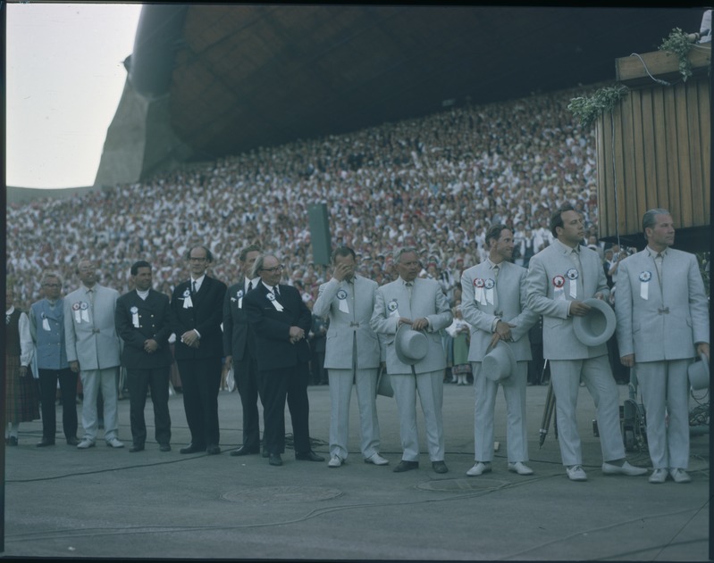 Diapositiiv. XVII üldlaulupidu. 28-29.06.1969. Laulupeo üldjuhid: Leelo Karindi, Kuno Areng, Aksel Pajupuu, Harald Uibo, Aleksei Stepanov, Adu Velmet, Akts Kiilaspea, Heino Rannap, Roland Laasmäe, John Tungal, Neeme Järvi, Helmut Orgussaar. Foto: Henno Saarne.