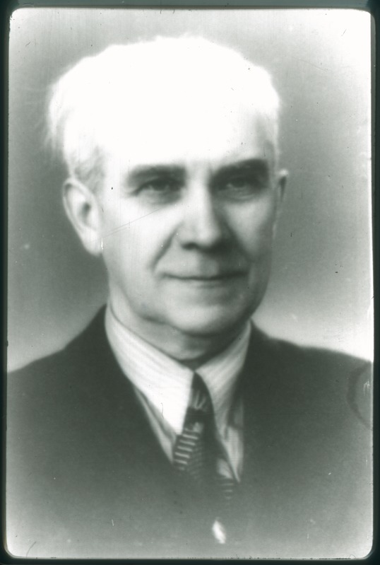 Reprofoto. 
Foto a: Artur Lemba portree, 1946.
Foto b: Eesti NSV Kirjanduse dekaadil Moskvas. Ees: Elsa Avesson, Veera Neelus, Meta Kodanikpork, Jenny Siimon, Elsa Maasik; taga kolmas: Artur Lemba, Kelberg, M. Taras, Tiit Kuusik.