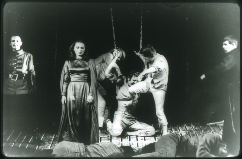 Reprofoto. "Laseb käele suud anda" (August Kitzberg). Vanemuine, 1969.