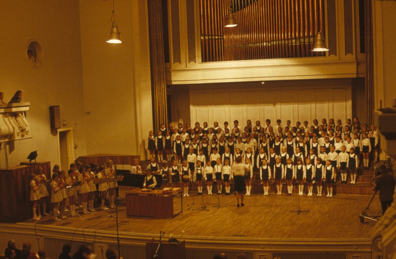 Reprofoto. Riho Pätsi 75. juubel.  Estonia kontsertsaal. Laval XXII Keskkooli koor ja lasteorkester.