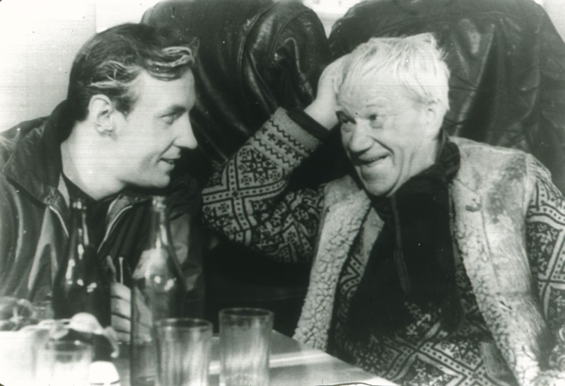 Reprofoto. Kirjad Sõgedate külast" (Tallinnfilm 1966, režissöör Jüri Müür). Kirjanik - Aarne Üksküla, Martin Puri - Kaarel Karm.