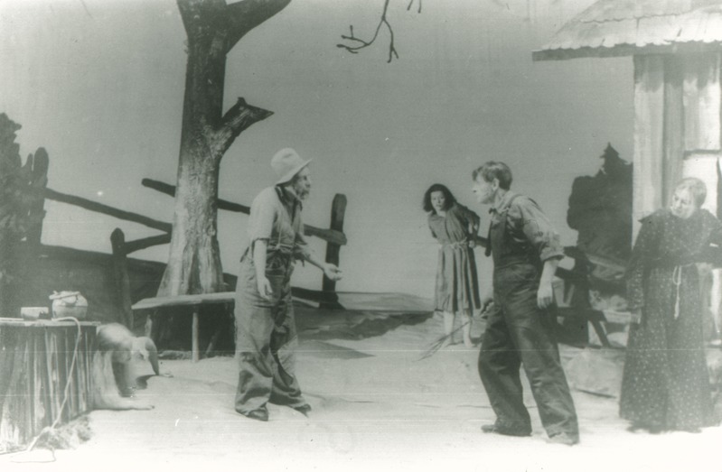Reprofoto. "Tubakatee" (J. Kirkland). Draamateater 1939. Pearl - Olly Ungvere, Jeeter Lester - Johannes Kaljola, Ellie May - Salme Reek, Lov Bensey - August Sunne, Ada Lester - Aino Talvi.