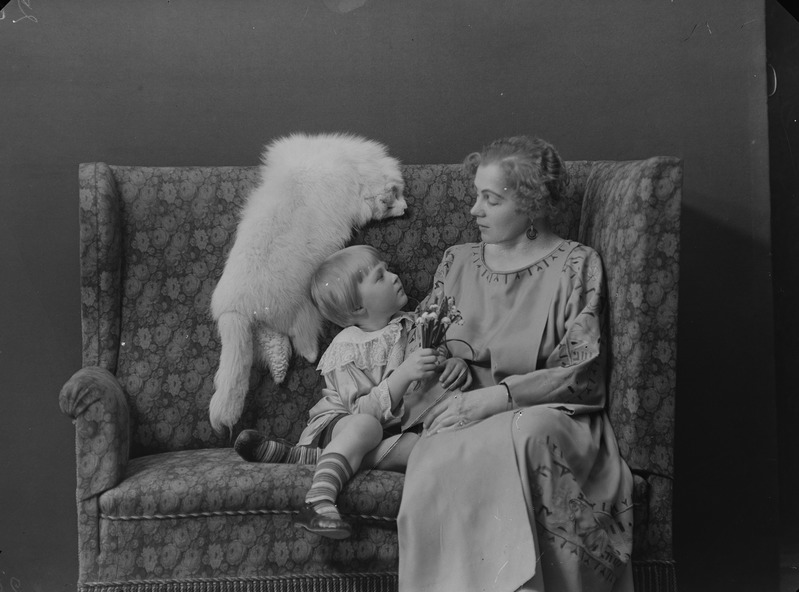 Foto, negatiiv, Betty Kuuskemaa, B. Kuuskemaa koos poja Madisega, 1922
