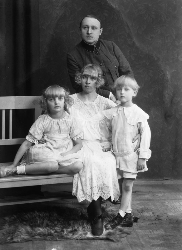 foto, Parikas, Paul Pinna perekond 1917 - naine Netty Pinna, tütar Signe Pinna ning poeg Paul Pinna