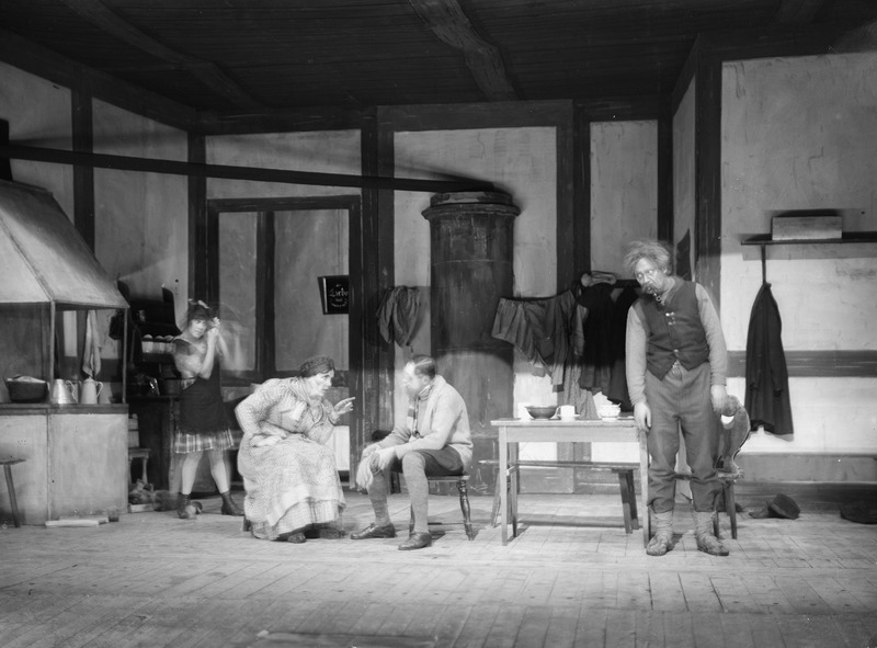 foto, Parikas, Kobranahkne kasukas, Estonia, 1926, ees Adeline - Hilda Gleser, Emand Wolff - Betty Kuuskemaa, Doktor Fleisher - Albert üksip, Julius Wolff - Sergius Lipp