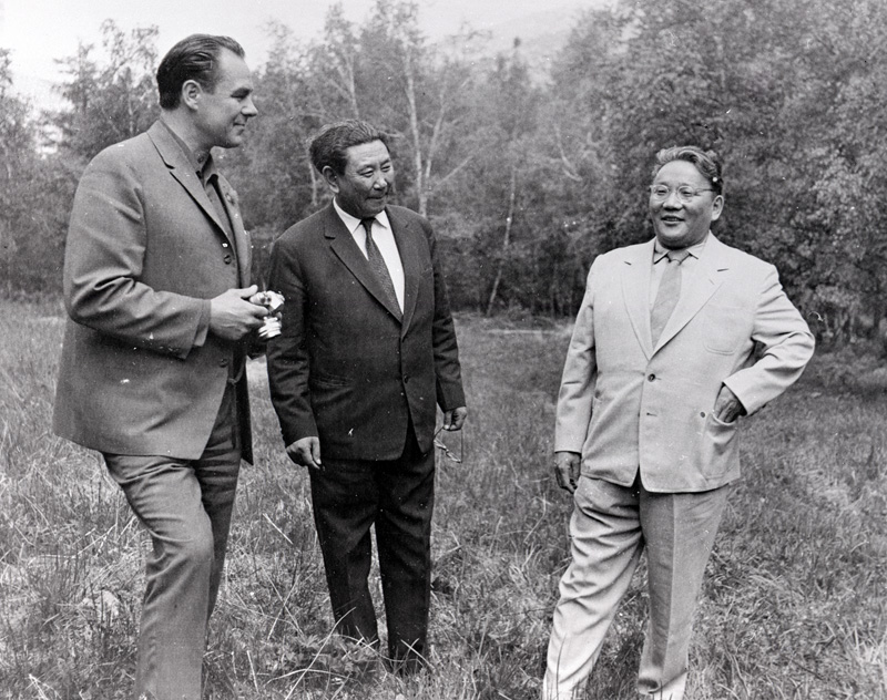 foto, repro, Georg Ots koos Mongoolia sõpradega, Mongoolia, 1964