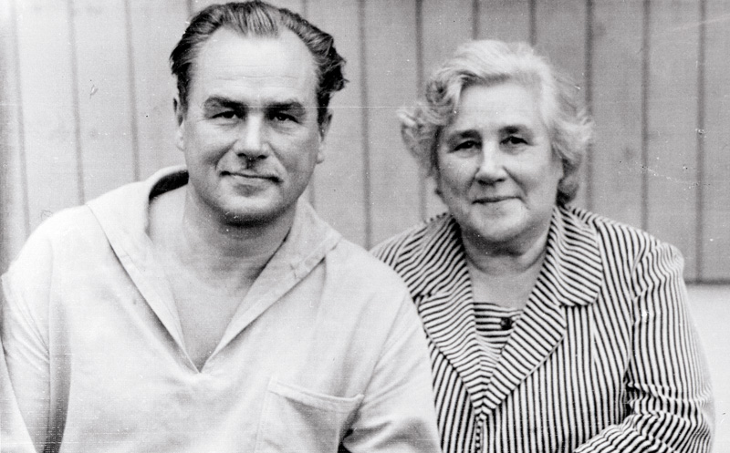 foto, repro, Georg Ots koos emaga, Võsu, 1960
