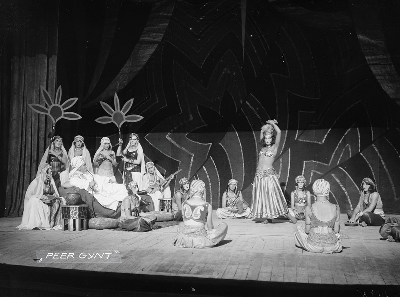 Peer Gynt, Estonia, 1927, osades - vasakult - Peer Gynt - Ants Lauter, keskel - Anitra - Meta Luts