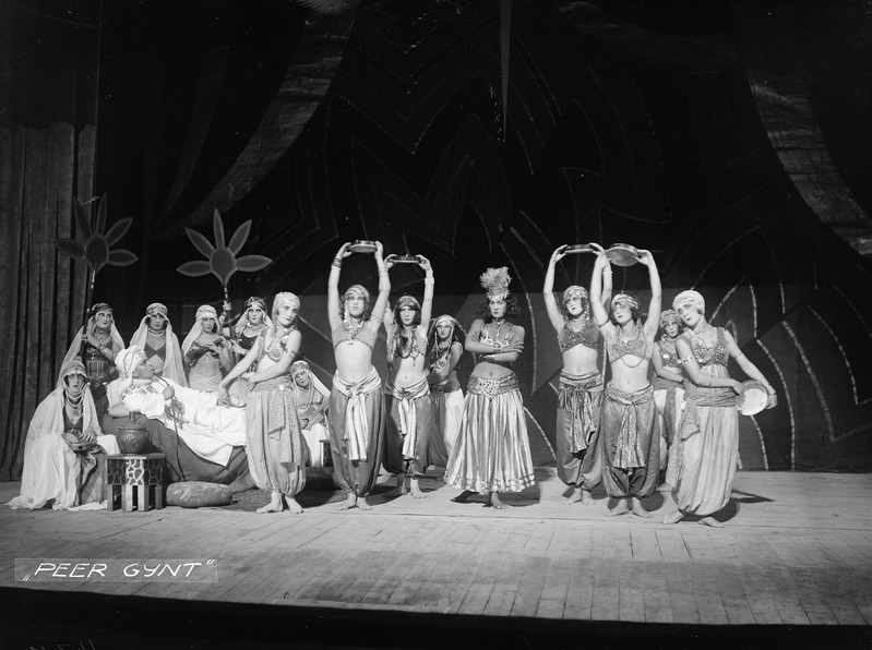 Peer Gynt, Estonia, 1927, osades -  lamab - Peer Gynt - Ants Lauter, keskel - Anitra - Meta Luts