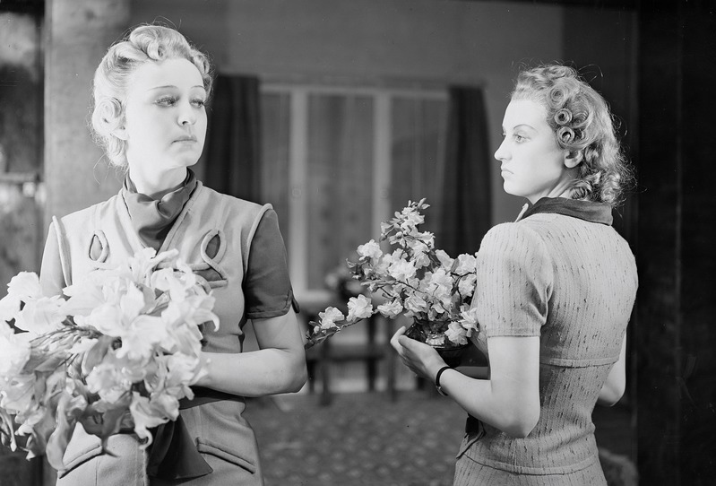 Kergemeelne õde, Estonia, 1938, osades - Helena - Marje Parikas, Ada - Mari Kamp