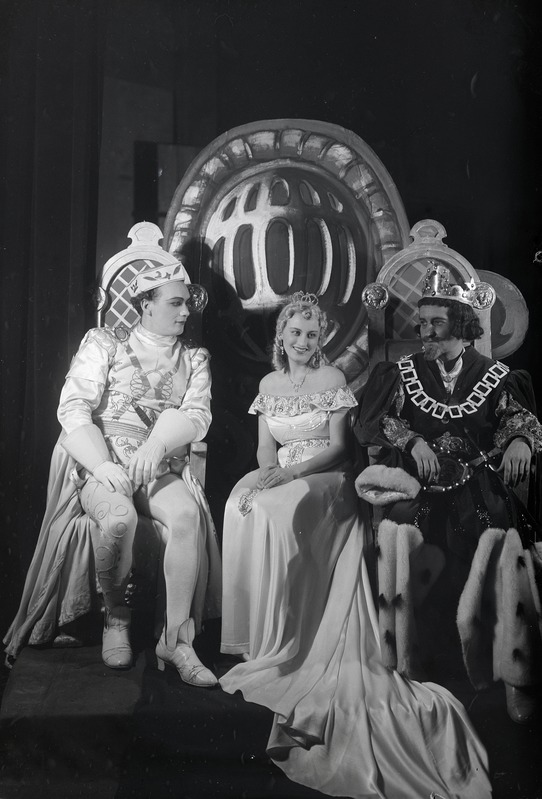 Lumivalgeke ja 7 pöialpoissi, Estonia, 1939, osades -  Kuningapoeg - Enn Raivo, Lumivalgeke - Mari Kamp, Kuningas - Jüri Koger