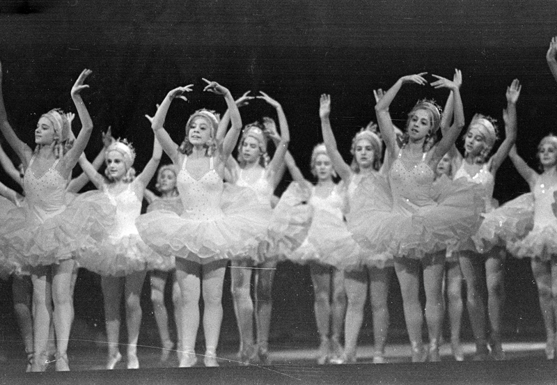 Pühklipureja, Estonia, 1952,  pildil - Lumehelveste tants - paremalt - J. Poznjak ja Aime Leis