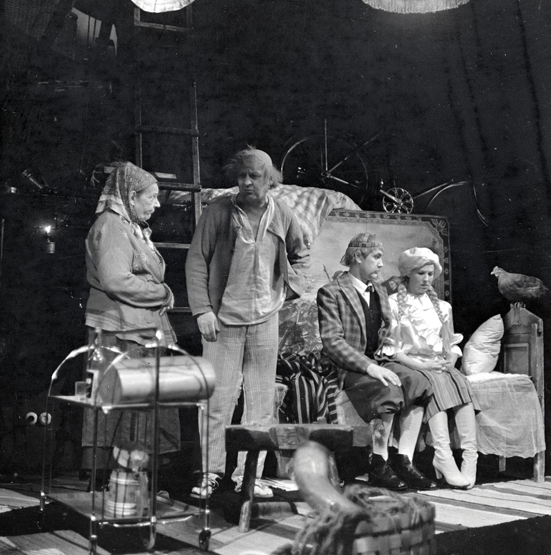 Kapsapea, Noorsooteater, 1983, pildil - Eero Spriit, Marje Metsur, Hilja Varem