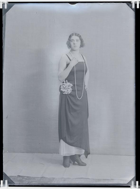 Albina Kausi, täisportree, ca 1923