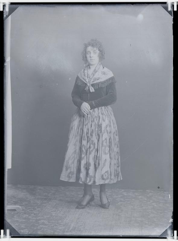 Albina Kausi, portree lavakostüümis, 1924