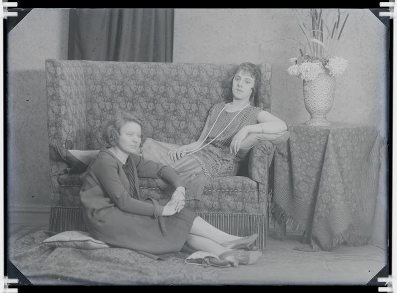 Albina Kausi koos sõbratariga, ca 1923