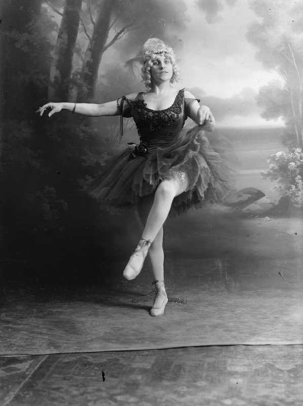 Anna Tamm, tantsupoosis, portree, ca 1915-1917