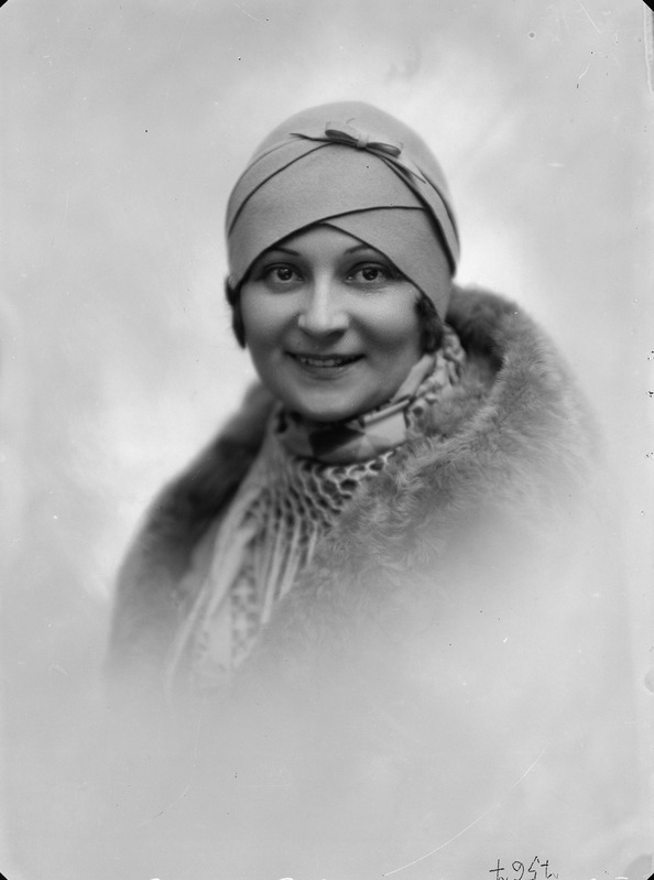 Elly Põder-Roht, portree, 1928-1929, esines Estonias külalisena operetis Chicago hertsoginna