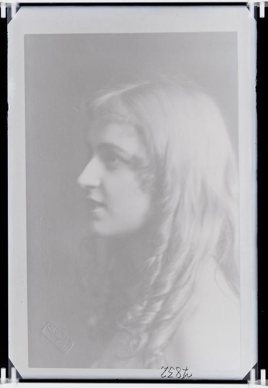 Emmy Holtz, portree, ca 1920