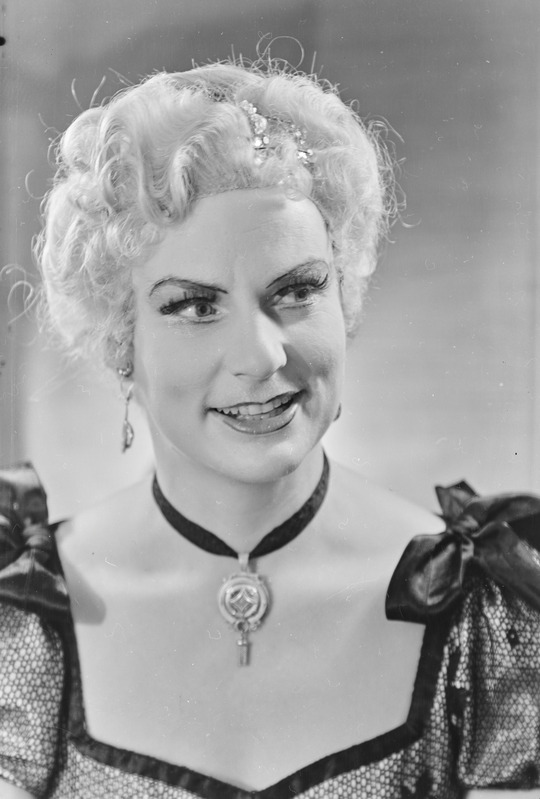 Tuleristsed, Teater Estonia, 1957, osades: Mukitud daam – Irina Kask