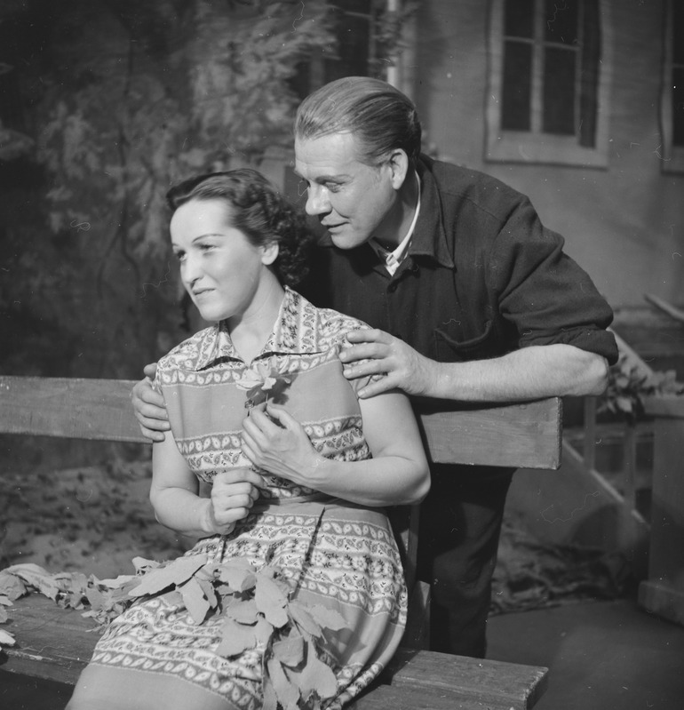 Käsikäes, Teater Estonia, 1956, osades: Tiiu – Silvia Urb, Toomas – Vootele Veikat