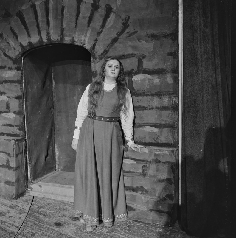Tasuleegid, Teater Estonia, 1956, osades: Saima – Aino Külvand