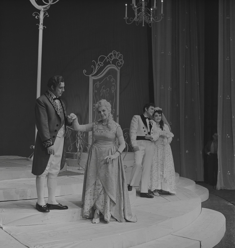 Figaro pulm, Teater Estonia, 1958, osades: Krahv Almaviva – Vootele Veikat, Krahvinna Rosina – Elsa Maasik, Figaro – Georg Ots, Susanna – Ester Lepa