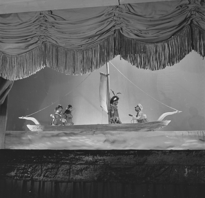 Valge sõber, Nukuteater, 1952, osades: Ingo – Maimu Orgussaar,  Egli – Ingrid Kasesalu, Ur – Ants Kivirähk, Ahmat -  Ants Kivirähk