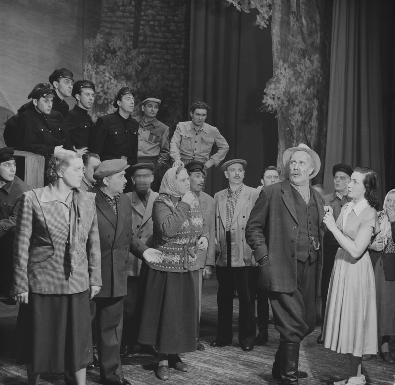 Käsikäes, Teater Estonia, 1955, osades: Mari – Olga Lund, Prill – Martin Taras, Mihkel – Aaro Pärn, Tiiu – Meta Kodanipork