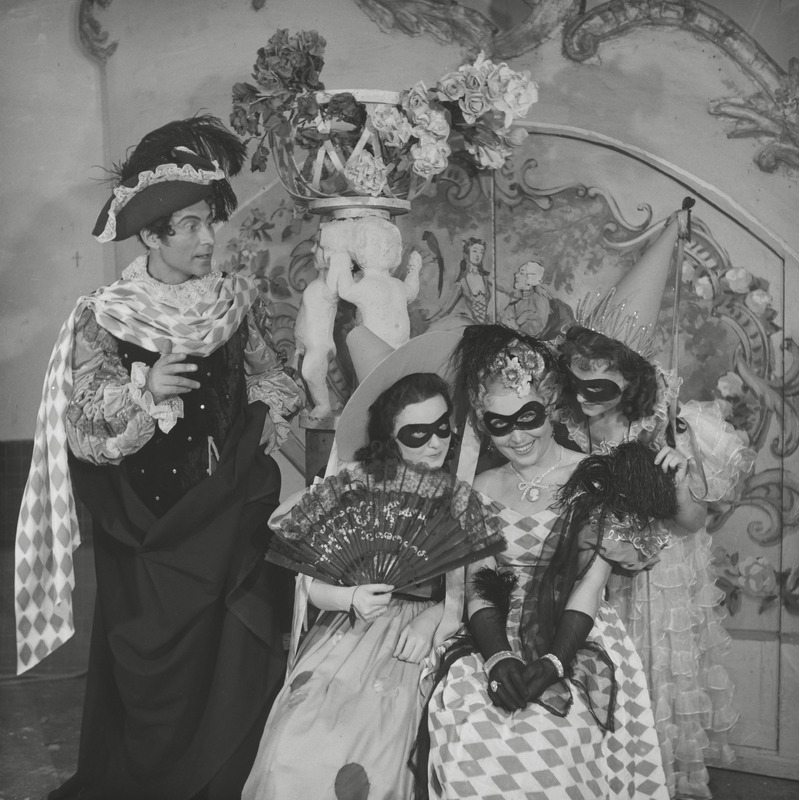 Öö Venetsias, Teater Estonia, 1951, osades: Guido – Feliks Juhandi, Anina – Asta Vihandi,  Barbara – Eva Meil, Ciboletta – Milli Rebane