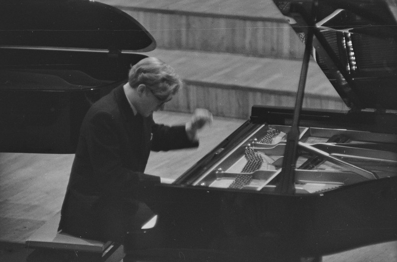 III Üleliiduline pianistide konkurss, Estonia kontserdisaal, 1969, pildil: Peep Lassmann – Tallinna Konservatooriumi 4.kursuse üliõpilane