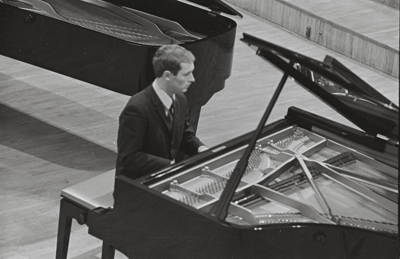 III Üleliiduline pianistide konkurss, Estonia kontserdisaal, 1969, pildil: Juri Lotakov – Kiievi Konservatooriumi 4.kursuse üliõpilane