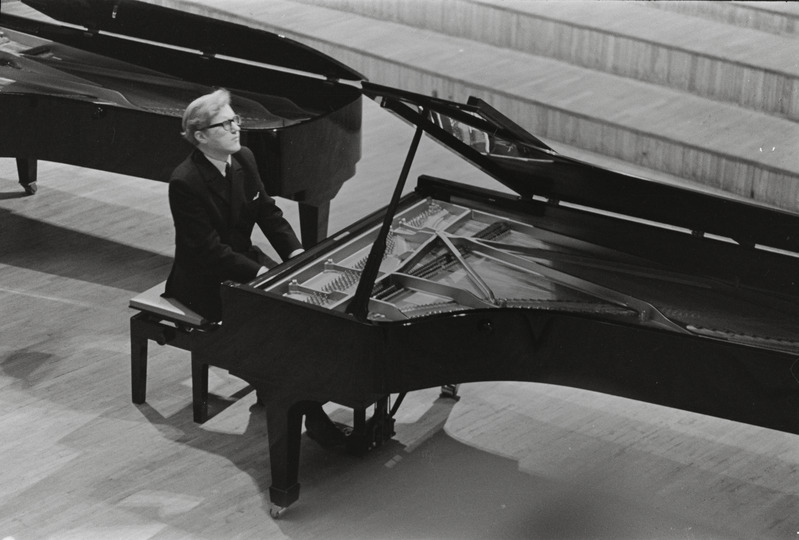 III Üleliiduline pianistide konkurss, Estonia kontserdisaal, 1969, pildil: Peep Lassmann – Tallinna Konservatooriumi 4.kursuse üliõpilane