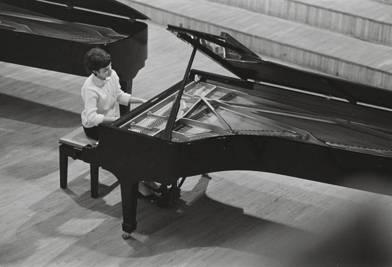III Üleliiduline pianistide konkurss, Estonia kontserdisaal, 1969, pildil: Dinara Hudaiberdijeva – Taškendi Konservatooriumi 2.krsuse üliõpilane
