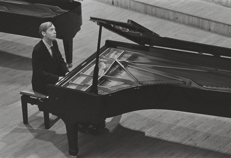 III Üleliiduline pianistide konkurss, Estonia kontserdisaal, 1969, pildil: Vent Zilbert – Riia Konservatooriumi 4.kursuse üliõpilane