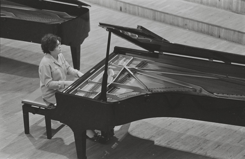 III Üleliiduline pianistide konkurss, Estonia kontserdisaal, 1969, pildil: Aislu Dossajeva – Alma-Ata Kunstide Instituudi üliõpilane