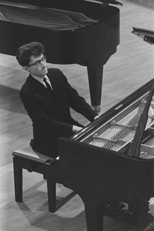 III Üleliiduline pianistide konkurss, Estonia kontserdisaal, 1969, pildil: Grigori Kortšmar – õpib Leningradi Konservatooriumis
