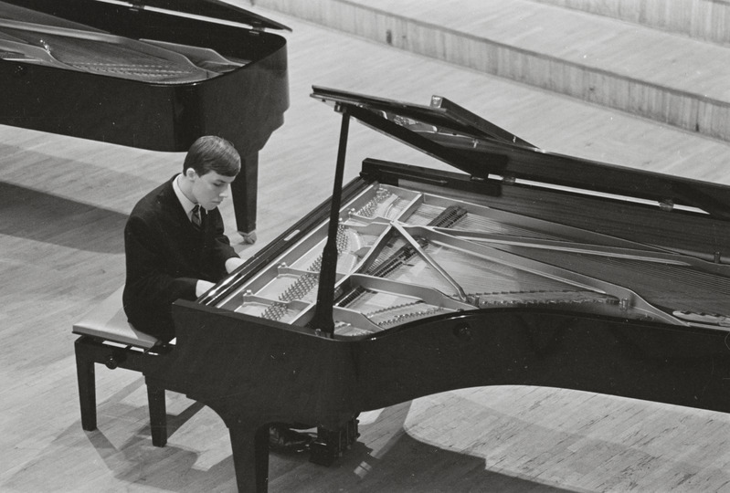 III Üleliiduline pianistide konkurss, Estonia kontserdisaal, 1969, pildil: Teofil Bikis – Riia Darzini nim. Muusikakeskkooli õpilane