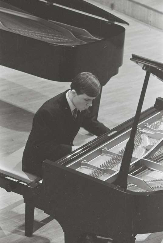 III Üleliiduline pianistide konkurss, Estonia kontserdisaal, 1969, pildil: Teofil Bikis – Riia Darzini nim. Muusikakeskkooli õpilane