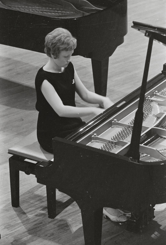 III Üleliiduline pianistide konkurss, Estonia kontserdisaal, 1969, pildil: Ada Kuuseoks – töötab Tallinna Konservatooriumis õppejõuna