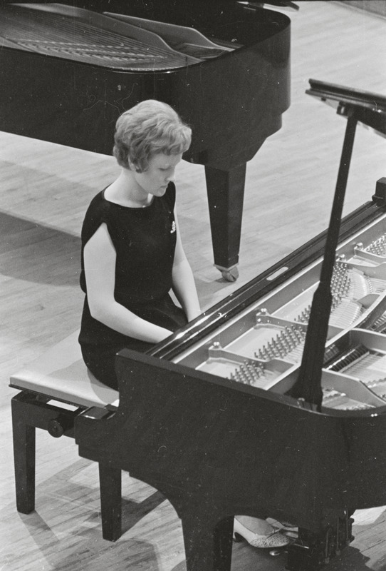 III Üleliiduline pianistide konkurss, Estonia kontserdisaal, 1969, pildil: Ada Kuuseoks – töötab Tallinna Konservatooriumis õppejõuna
