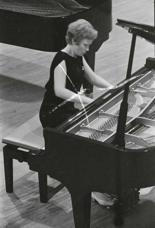 III Üleliiduline pianistide konkurss, Estonia kontserdisaal, 1969, pildil: Ada Kuuseoks – töötab Tallinna Konservatooriumis õppejõuna