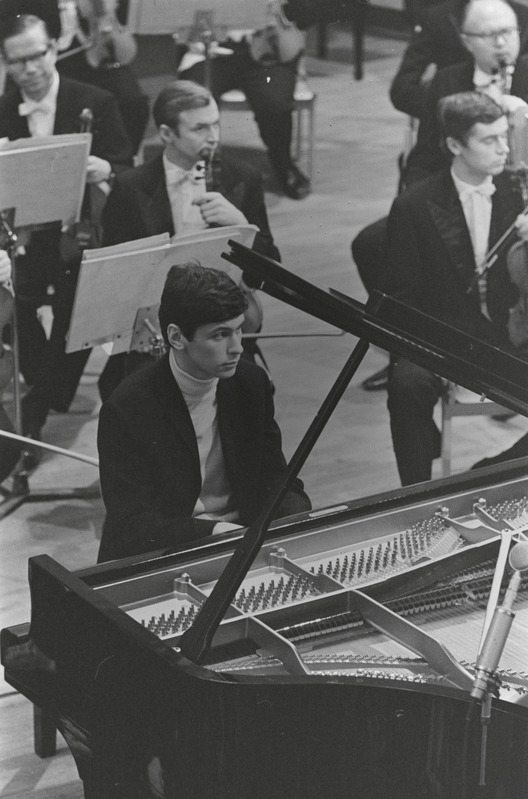 III Üleliiduline pianistide konkurss, Estonia kontserdisaal, 1969, pildil: Vladimir Petrov – lõppvoor