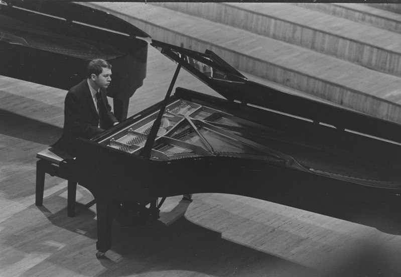III Üleliiduline pianistide konkurss, Estonia kontserdisaal, 1969, pildil: Aleksandr Jeoltšijan – õpib Jerevani Konservatooriumis