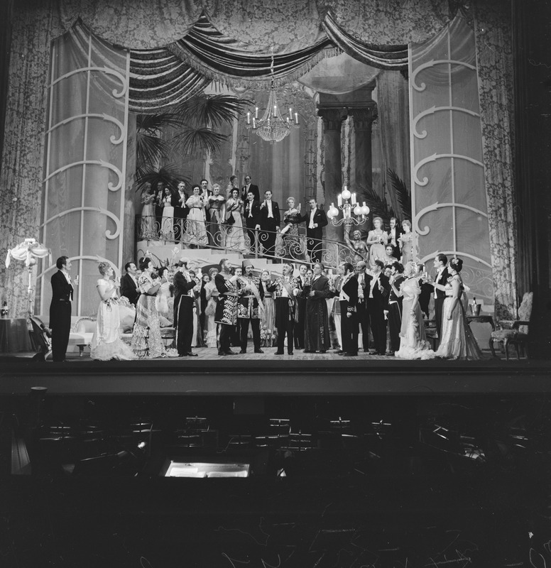 Lõbus lesk, Teater Estonia, 1955, pildil: stseen lavastusest